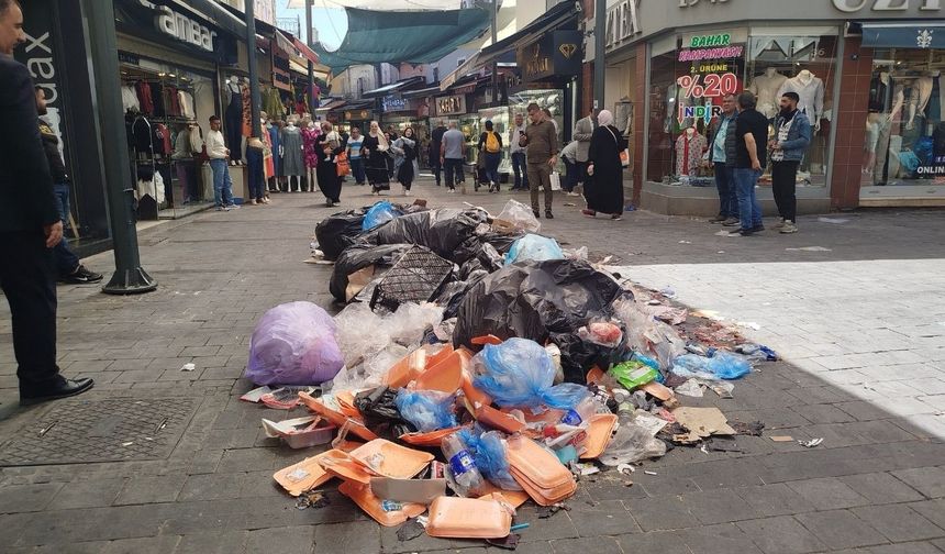 İzmir'in göbeğinde çöpten utanç manzarası