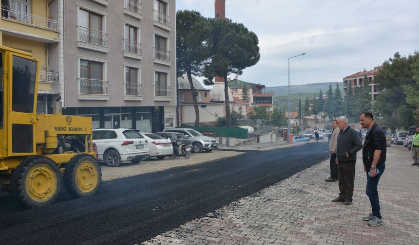 Demirci'de ana arterlere sıcak asfalt yapılıyor