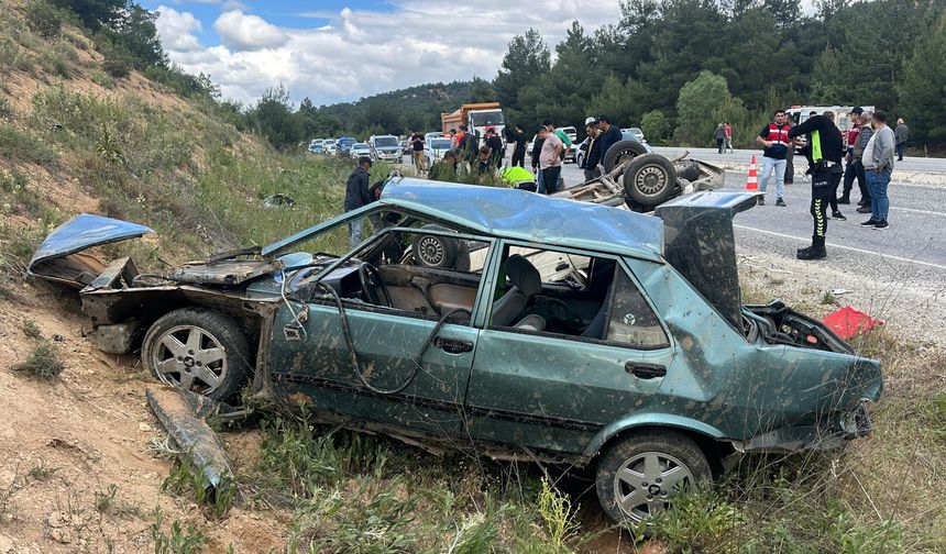 Uşak'ta iki araç çarpıştı: 1'i ağır 7 yaralı