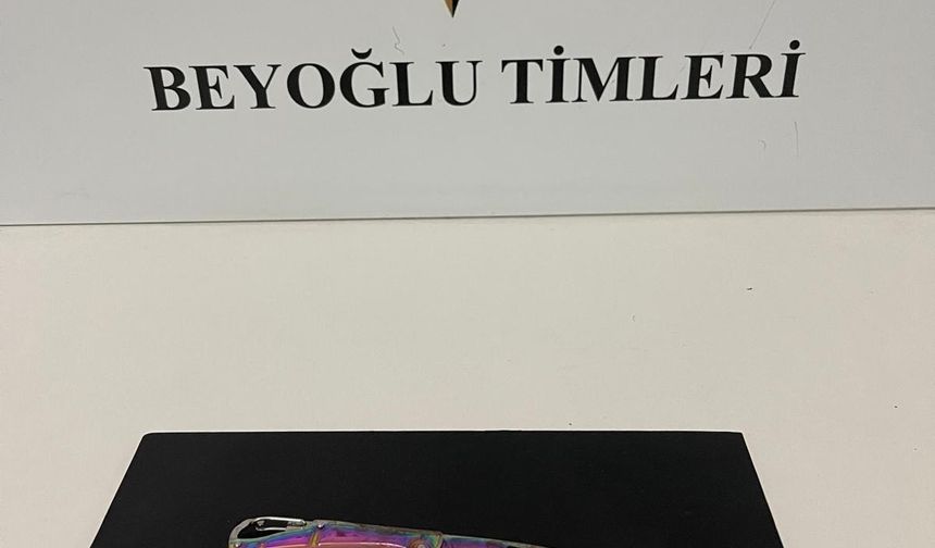 Sevgilisini kıskanan kadın 3 kişiyi bıçakladı