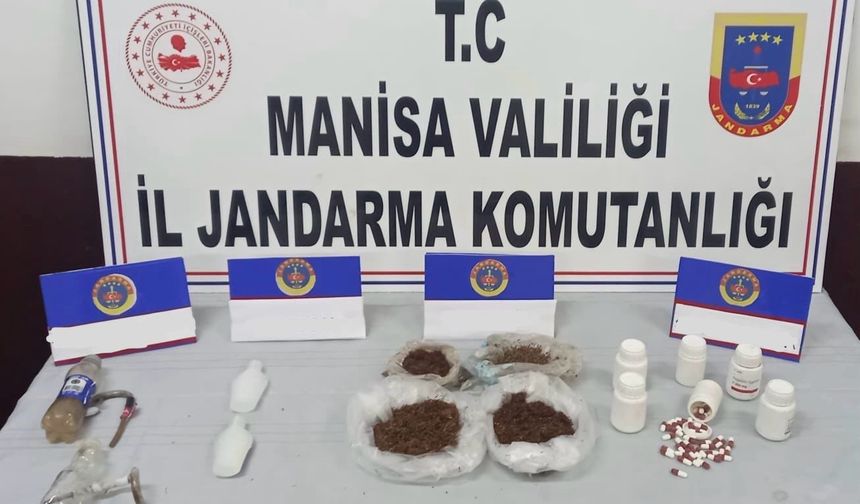 Evinde 1 kilo uyuşturucu ve yüzlerce hapla yakalandı