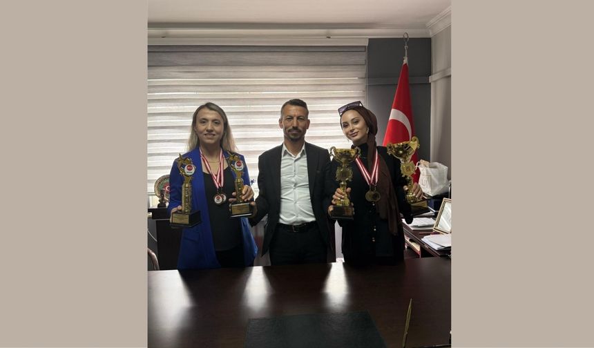 Manisalı kuaförler Antalya'dan 4 kupayla döndü