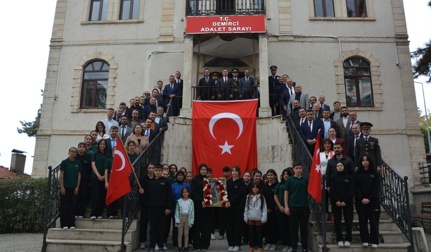 Demirci’de 97 yıl önceki cumhuriyet karesi yeniden canlandı