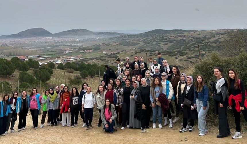 Manisa'da 61 kadın öğretmen 24 Kasım’ı Gençlik Kampında kutladı