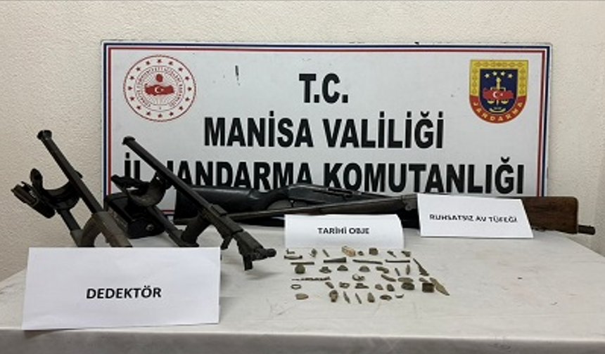 Akhisar’da tarihi eser ve ruhsatsız silah ele geçirildi