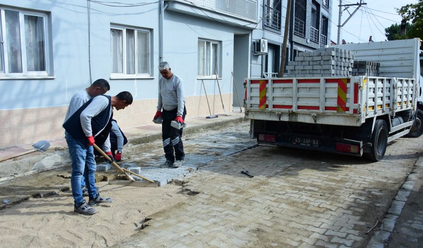 Şehzadeler Belediyesi yol yenileme çalışmalarını sürdürüyor