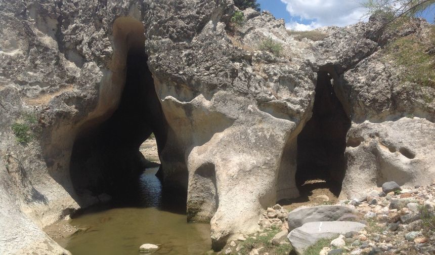 Selendi’de antik "Delikli Bent" keşfedilmeyi bekliyor