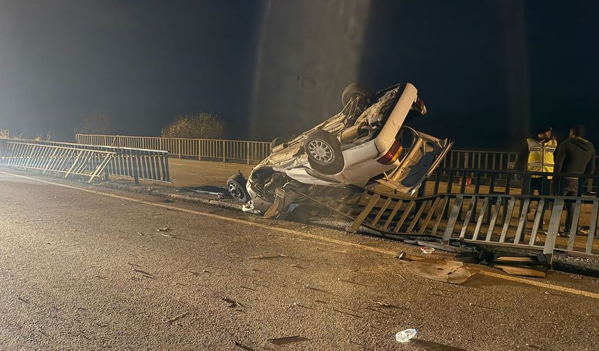 Köprü demirlerine çarpan araç hurdaya döndü: 1 ölü, 3 yaralı