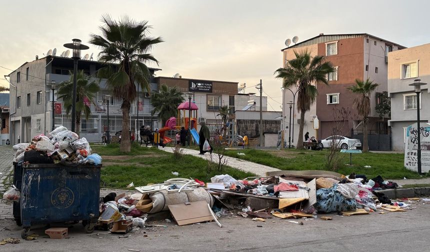 Buca'da park manzaralı çöp dağları