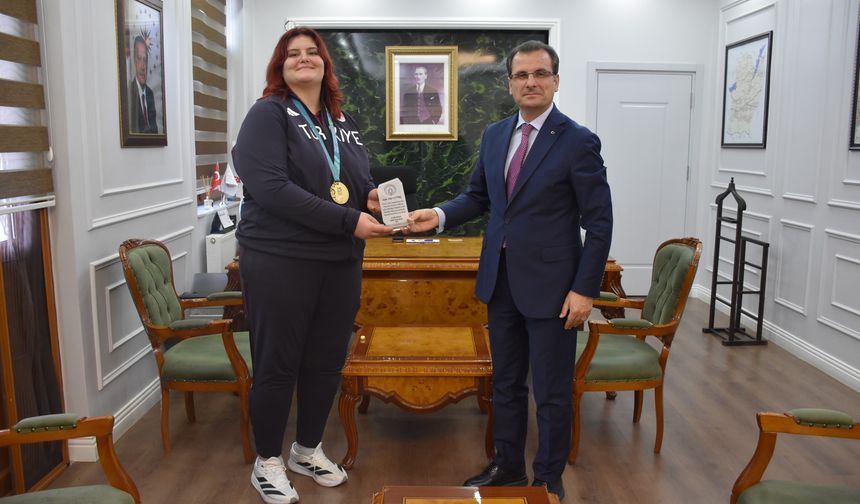 Kaymakam Güldoğan'dan şampiyon judocu Öztürk'e plaket
