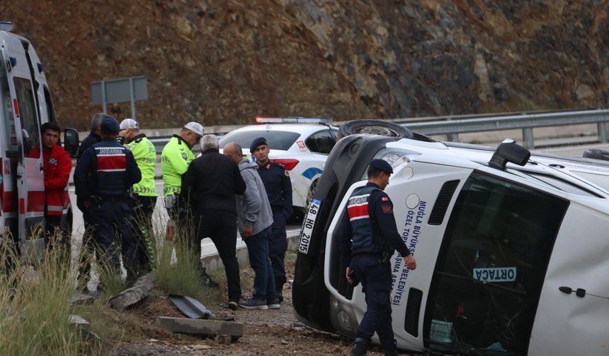 Fethiye’de yolcu minibüsü devrildi: 7 yaralı