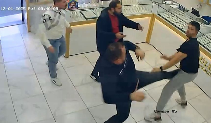 Kuyumcuların 'müşteri' kavgası kamerada