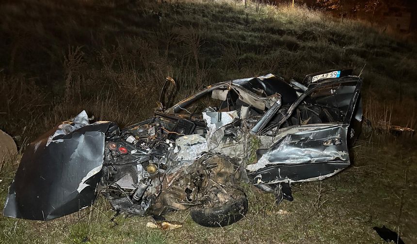 Uşak'ta otomobil şarampole devrildi: 2 ölü, 1 yaralı