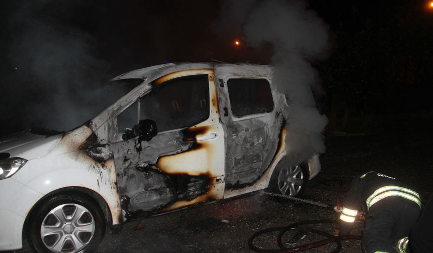 Ailesine kızıp aracını yaktı