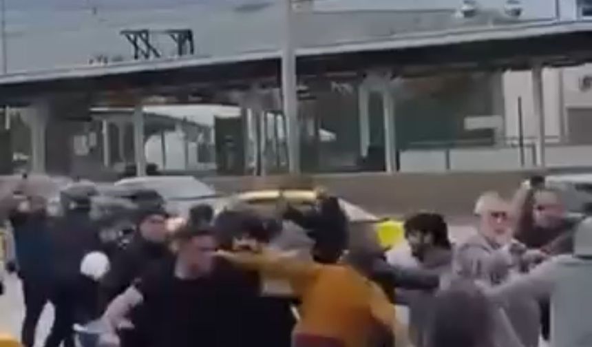 Kavga değil adeta meydan muharebesi: Kimi kaskını miğfer yaptı, kimi sopayı kılıç gibi kullandı