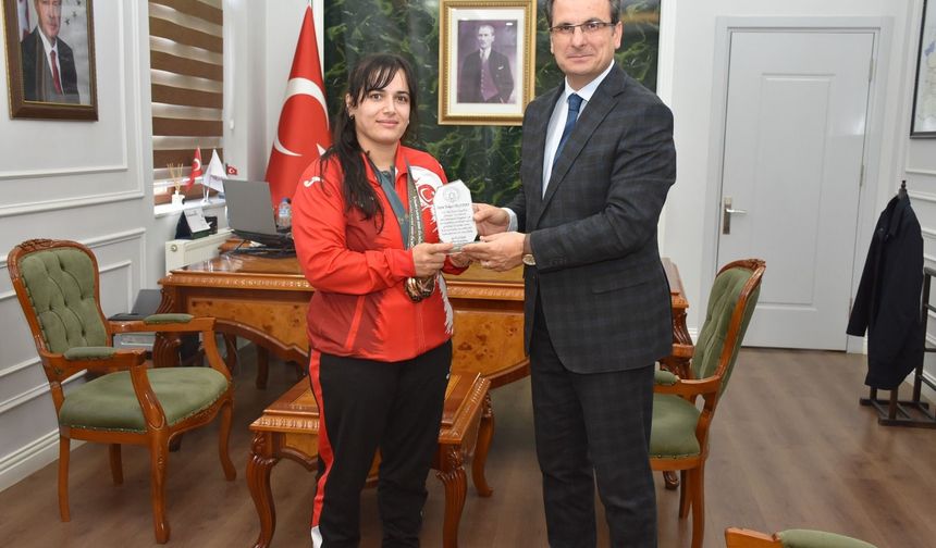 Olimpiyat madalyalı judocuya Kaymakam Güldoğan'dan plaket