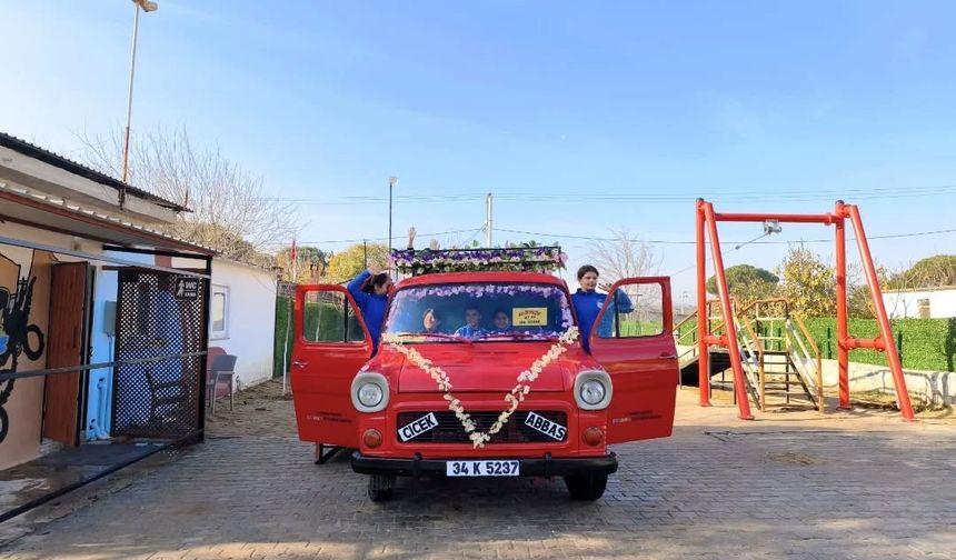 Çiçek Abbas'ın minibüsü çocukların yeni oyun aracı oldu