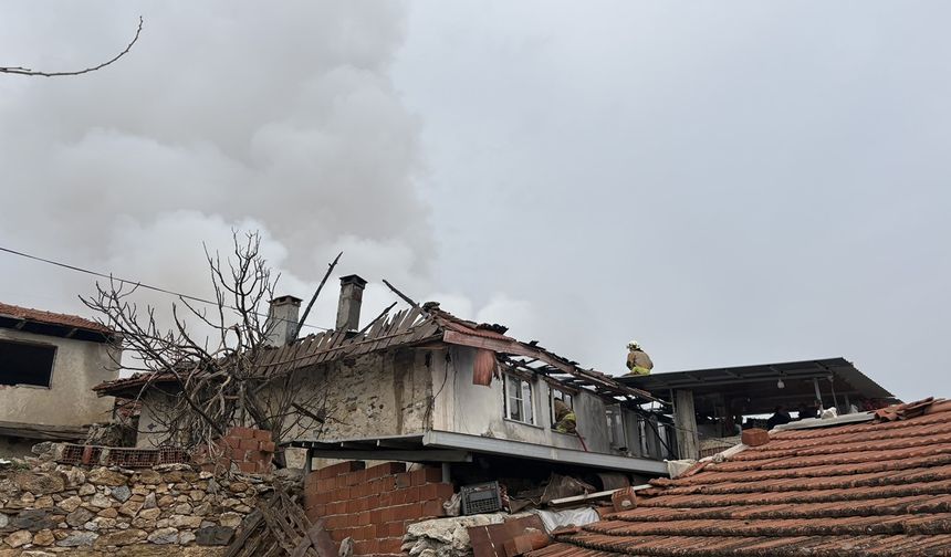 Manisa'da çıkan yangında 1 ev kullanılamaz hale geldi
