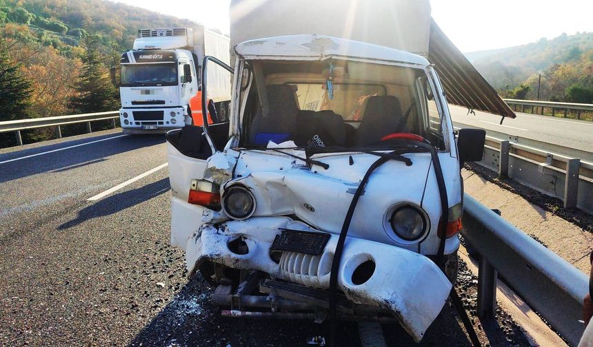Manisa'da kamyonet ile tır birbirine girdi, 1 yaralı