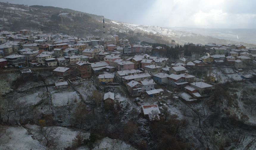 Manisa'da yüksek kesimlerde kar yağışı etkili oldu