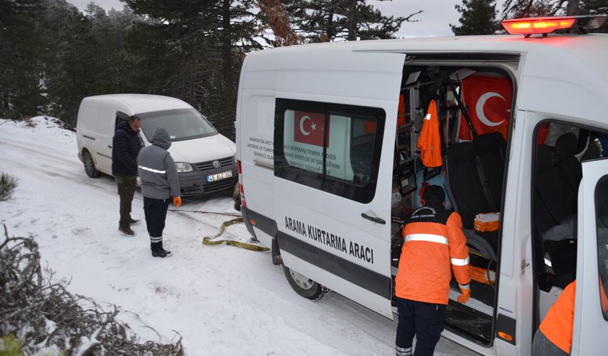 Demirci’de kar nedeniyle yolda mahsur kalan 3 avcı kurtarıldı