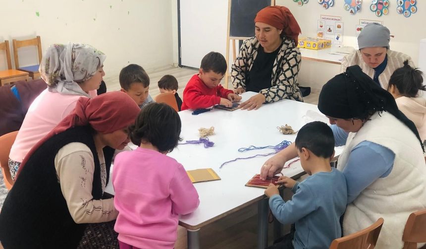 Çocuklar anneleriyle birlikte geleneksel kilim dokumayı öğrendi