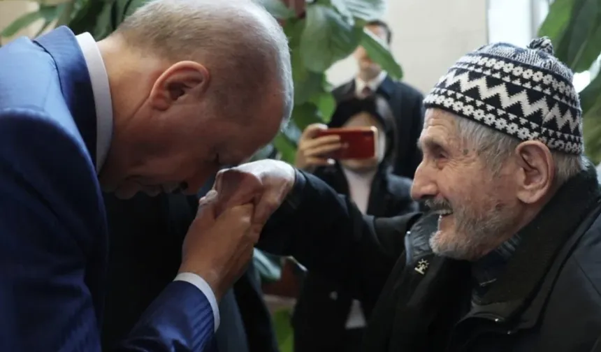 Cumhurbaşkanı Erdoğan, kendisini görmeye gelen 100 yaşındaki vatandaşlar ile sohbet etti