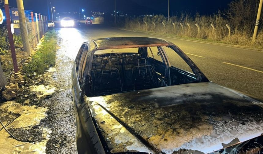 Manisa'da hareket halindeyken yanan otomobil küle döndü