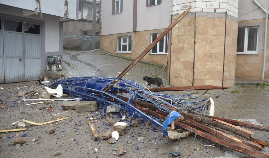 Demirci'de şiddetli fırtına cami minaresini yıktı