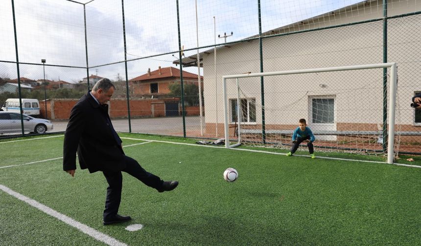 Başkan Balaban maç yapan çocukların eğlencesine ortak oldu