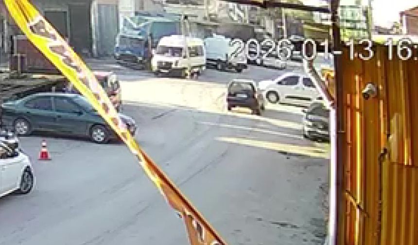 Otomobille çarpışan hafif ticari araç devrildi