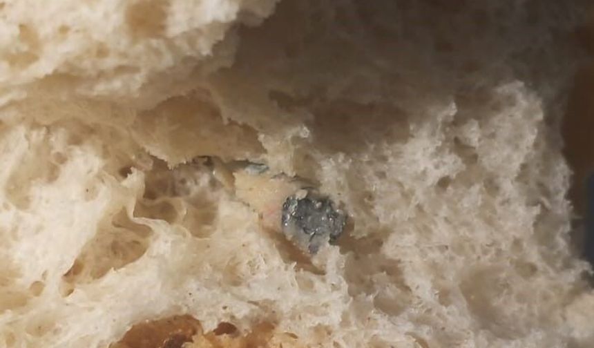 Fırından alınan ekmeğin içinden vida çıktı