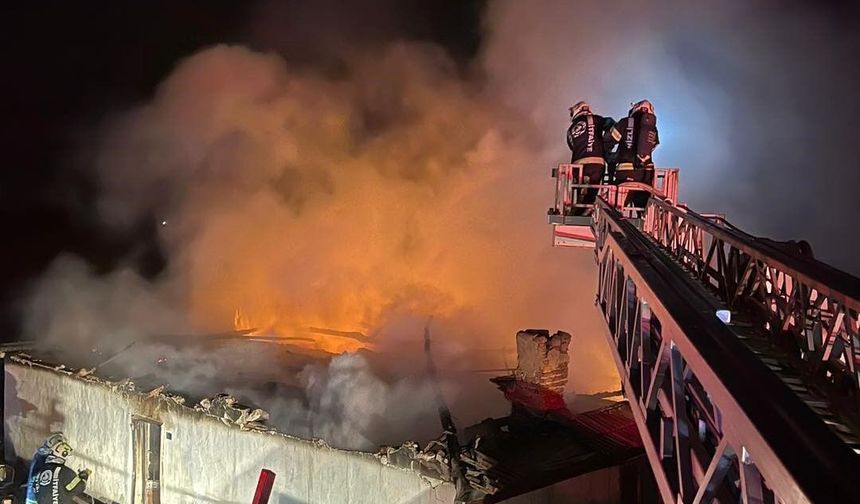 Denizli’de alevler iş yerini kullanılamaz hale getirdi