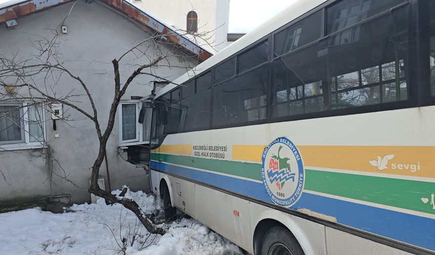 Halk otobüsü eve daldı; büyük bir faciadan dönüldü
