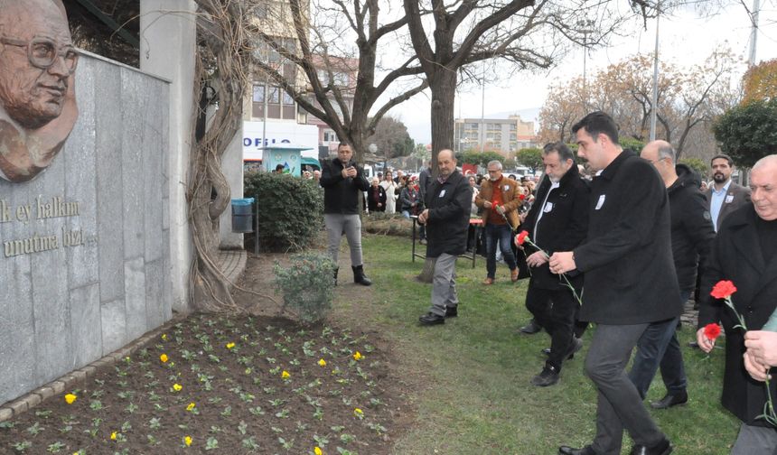 Uğur Mumcu, Salihli’de karanfillerle anıldı