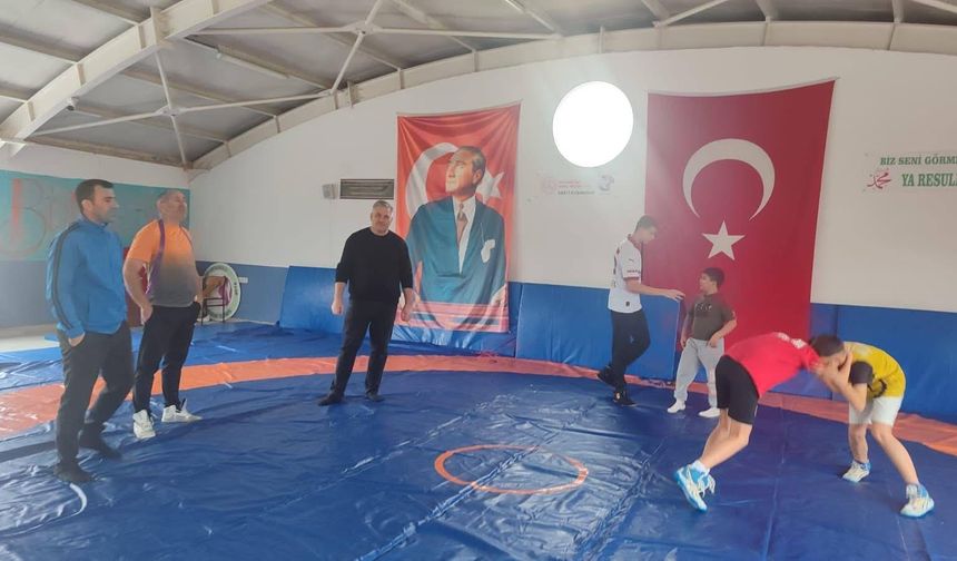 Sarıgöl’de minik güreşçiler tatilde de minderde