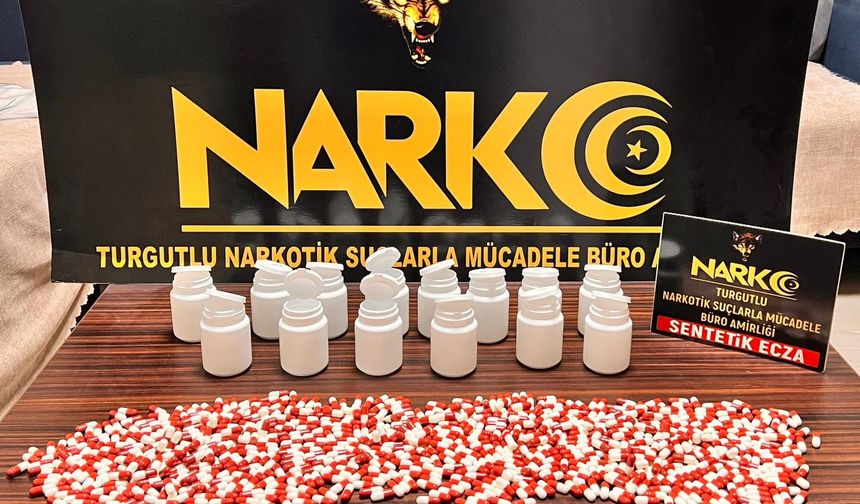 Aracın kaputuna sakladıkları uyuşturucuyla yakalandılar: 4 tutuklama