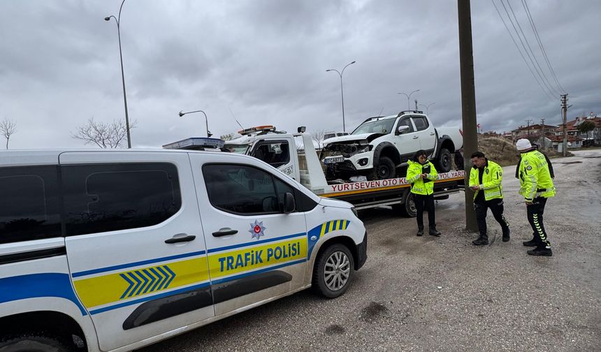 5 metrelik refüjden aşağı uçan araçta 3 kişi yaralandı