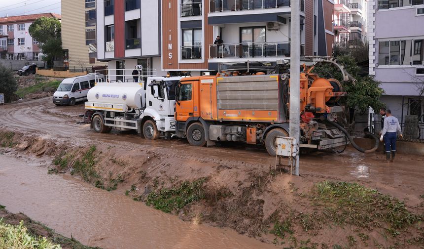 Kemalpaşa’da menfeze sıkışan aracı kurtarma çalışmaları sürüyor