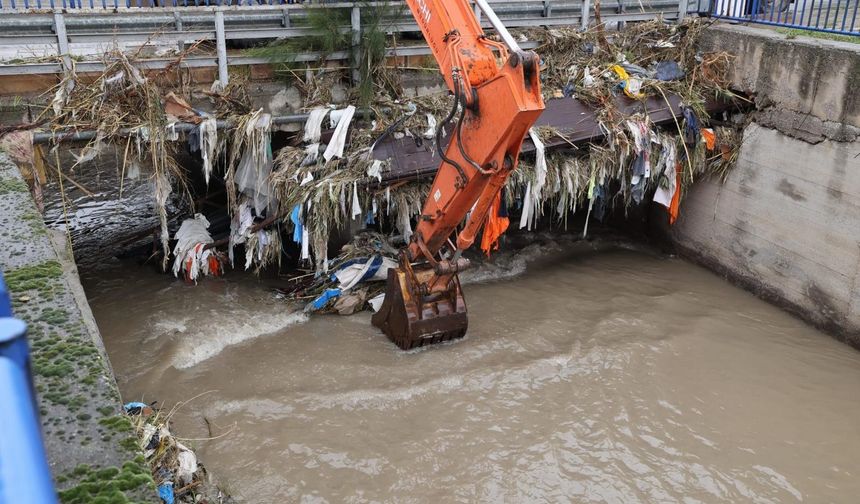 İzmir'de kuvvetli yağış alarmı: Bin 310 personel, 342 araç ve 200 pompa ile sahada