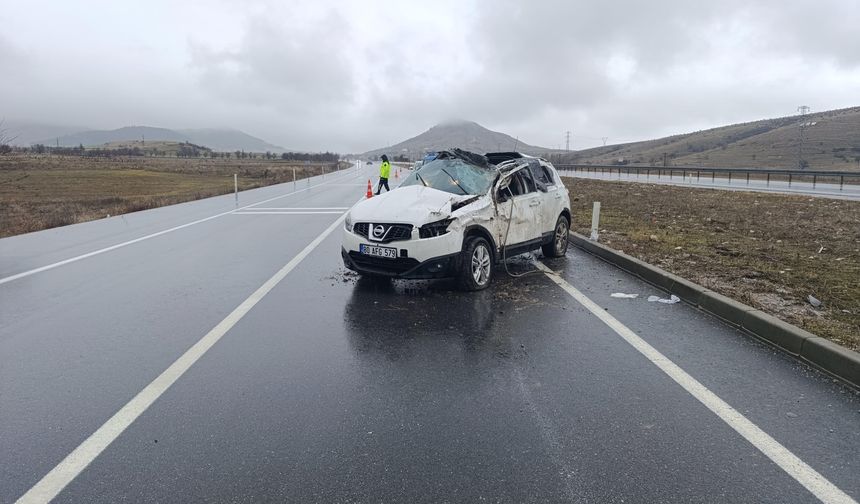 Takla atan otomobilde 3 kişi yaralandı