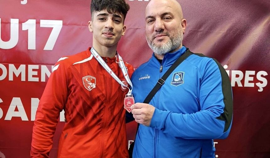 Yerlikaya’dan madalyasını alan genç güreşçi Manisa’ya gurur yaşattı