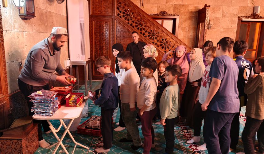Manisa'da teravih sonrası çocuklara sürpriz