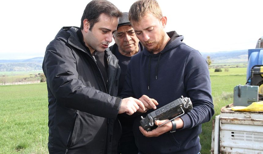 Kaymakam Altuntaş drone ile gübreleme çalışmalarını inceledi