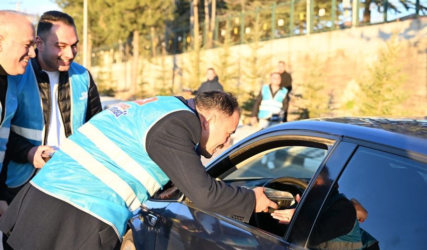 Demirci'de iftar saatine yolda yakalanan sürücülere iftariyelik ikramı