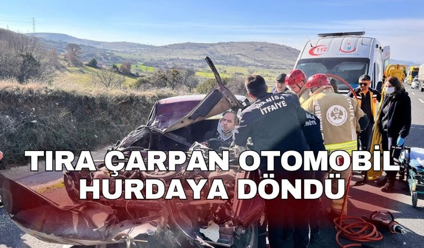 Tıra çarpan otomobil hurdaya döndü