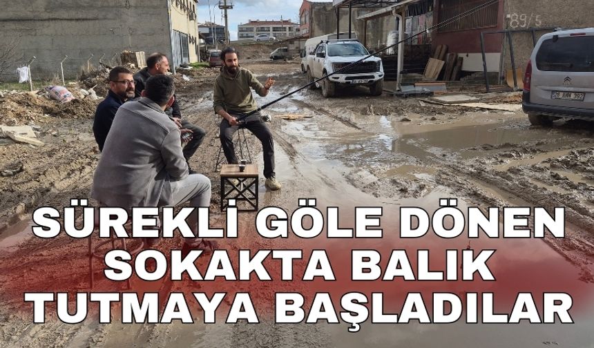 Sürekli göle dönen sokakta balık tutmaya başladılar