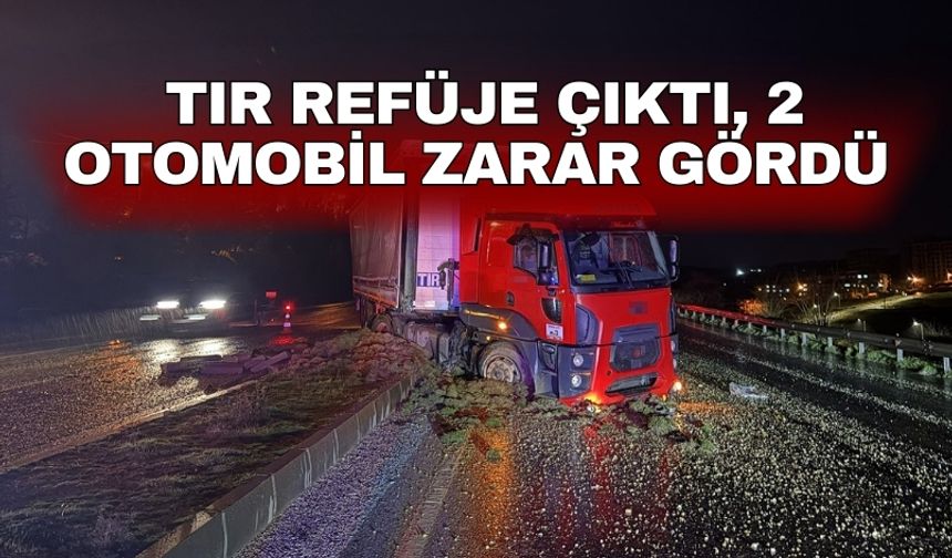 Tır refüje çıktı, 2 otomobil zarar gördü