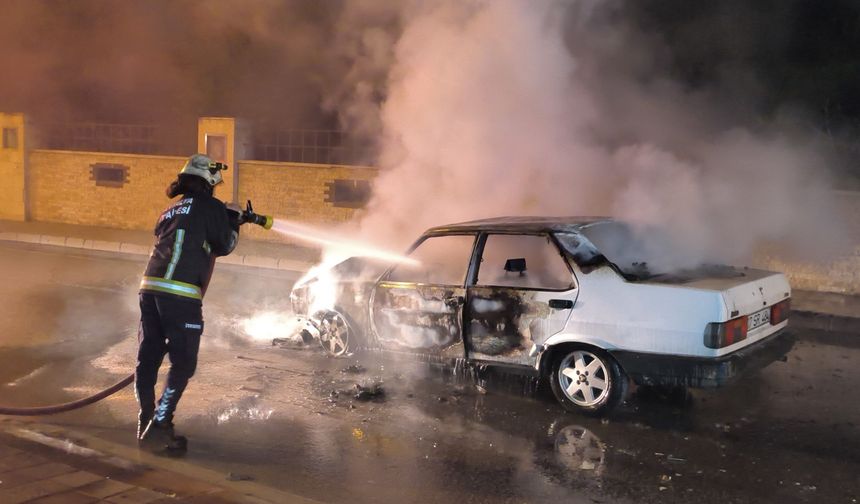 Alev topuna dönen Tofaş'tan geriye demir yığını kaldı