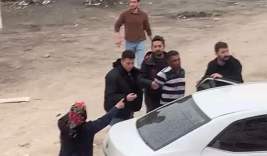 Hareketli dakikalar: Firariyi vermemek için polise direndiler